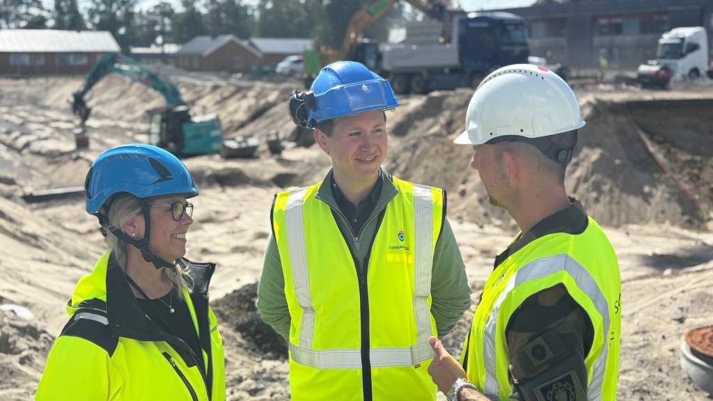 Prosjektsjef Solveig egeland sammen med kollega Anders Nybu Hansen i Forsvarsbygg og garnisonssjef Trond Birger Buhaug Nereng på byggeplass for nye mannskapsforlegninger i leiren.