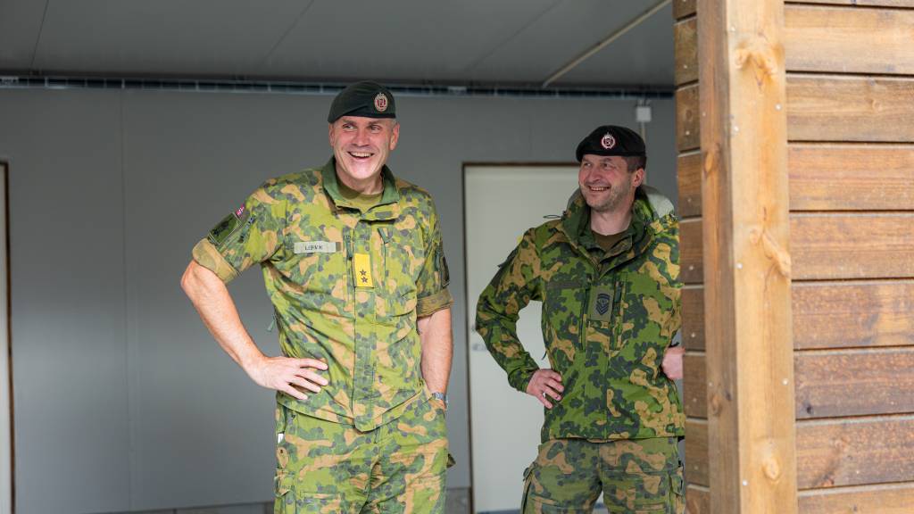 Sjef for Hæren, generalmajor Lars Lervik, var på plass for å inspisere de nye boligene på Setermoen