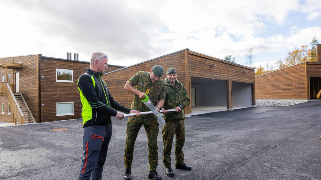En planke ble saget over for å markere åpningen av de nye boligene på Setermoen.