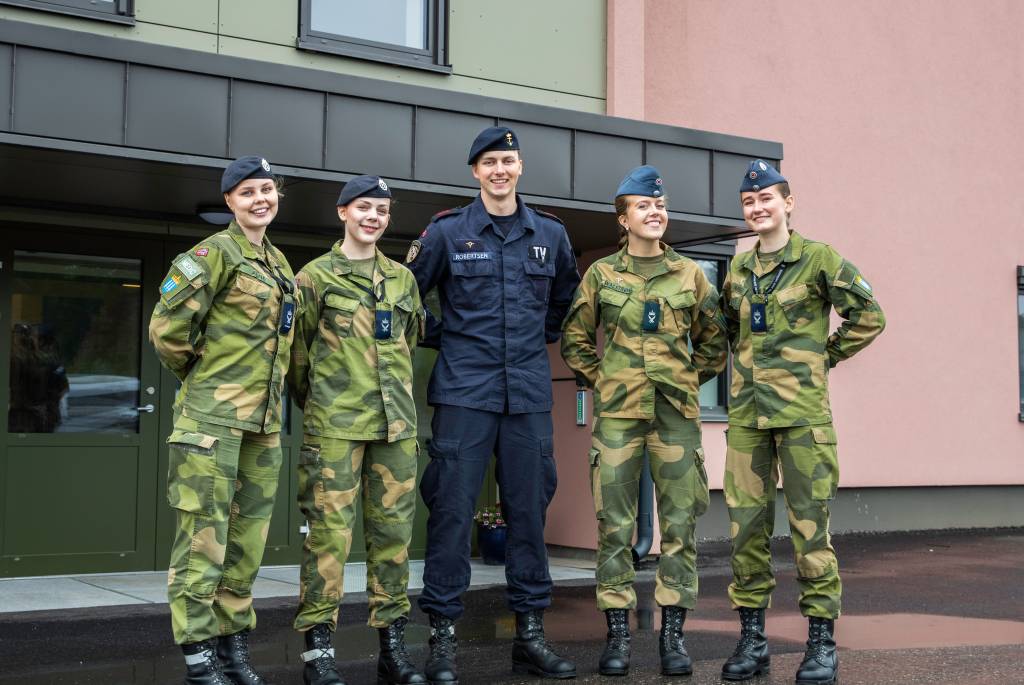 Fem tillitsvalgte vernepliktige står utenfor den totalrenoverte kasernen der de nå skal bo. De var alle svært fornøyd med oppgraderingen, som torsdag ble overlevert fra Forsvarsbygg til Forsvaret. Fra venstre: Oline Haugaas Alne, Erika Sabine Markl, Jonas Robertsen, Amanda Walstrøm og Ada Nordli.