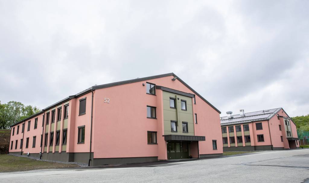 De to kasernene på Bodin leir er malt i en rosa farge, som er i kontrast til de andre byggene på leiren, i sin mer normale grønnfarge.
