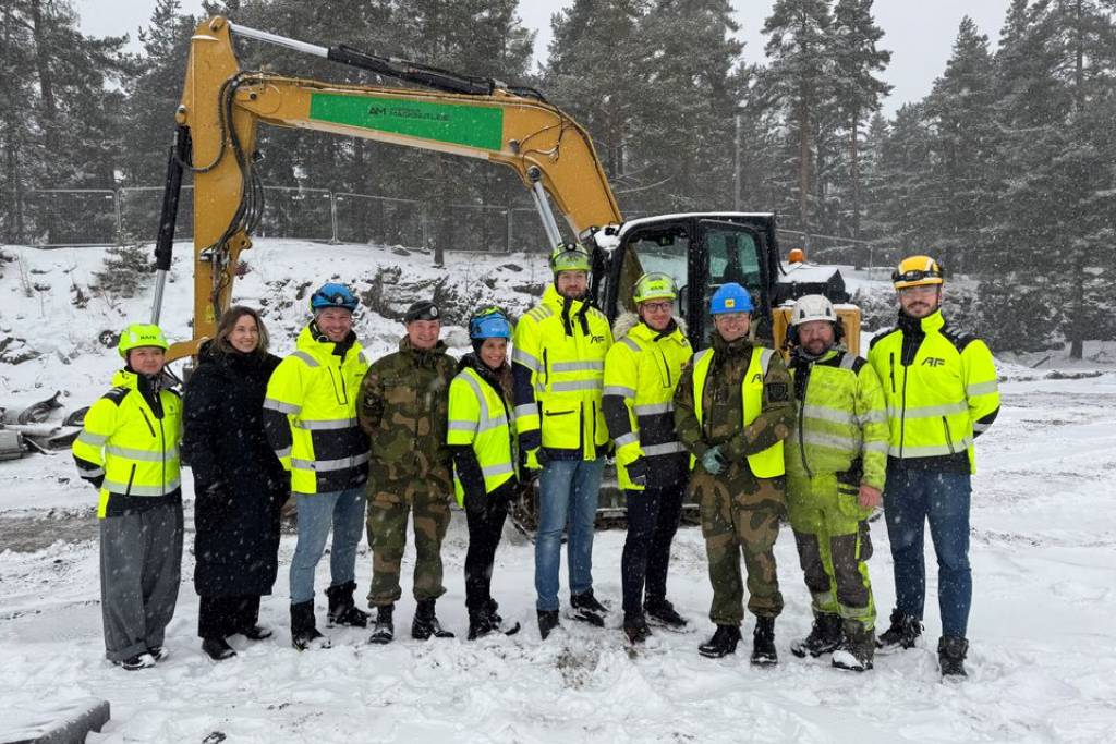 Godt samarbeid: Prosjektleder Forsvarsbygg, Mari Ålberg, og sjef Krigsskolen, Geir Pettersen, sammen med resten av prosjektet fra Forsvarsbygg, Krigsskolen og AF-Gruppen.