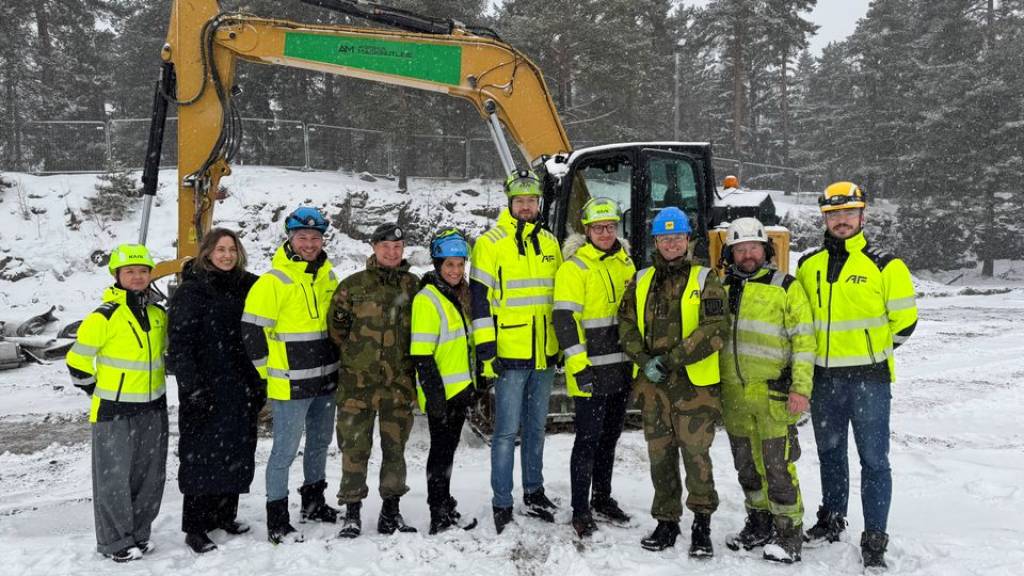 Godt samarbeid: Prosjektleder Forsvarsbygg, Mari Ålberg, og sjef Krigsskolen, Geir Pettersen, sammen med resten av prosjektet fra Forsvarsbygg, Krigsskolen og AF-Gruppen.