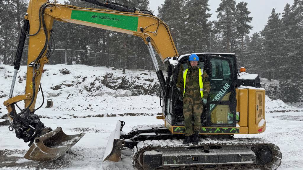 Sjef Krigsskolen, Geir Pettersen, tok første spadetak for nytt kontorbygg i Linderud leir.