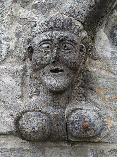 Klebersteinsfigur over vindu. 