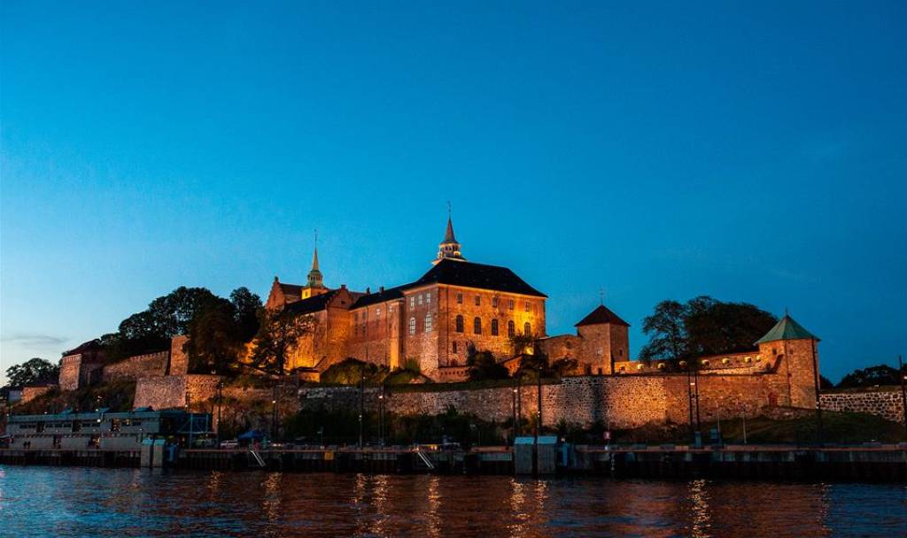 Stemningsbilde av Akershusfestning på kveldstid.