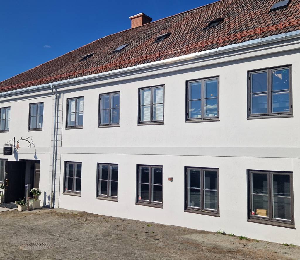 Byggets eksteriør er freda. Taket på bygning 22 er nytt. Gammal takstein, lik det som vart øydelagt i brannen, vart henta og nytta som erstatning.