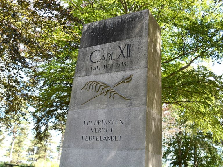 Monument med inskripsjonen 'CARL XII FALT HER 1718 FREDRIKSTEN VERGET FEDRELANDET'.