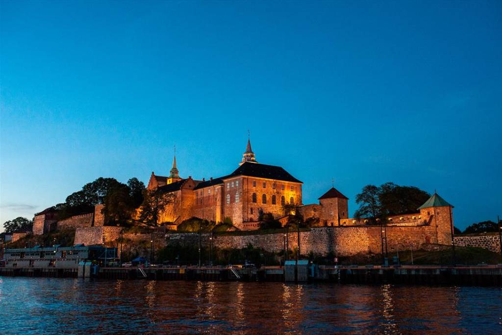 Stemningsbilde av Akershusfestning på kveldstid.