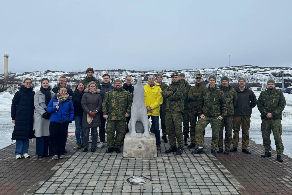 Forsvaret var representert ved garnisonsjef (Trenregimentet) ved Garnisonen i Sør-Varanger (GSV), Hærstaben, grensevakta, CYFOR, E-tjenesten, Militærpolitiet og FLO. Fra Forsvarsbygg: Prosjekt og Utvikling ved tidligfase, NKSB og Eiendomsforvaltning.