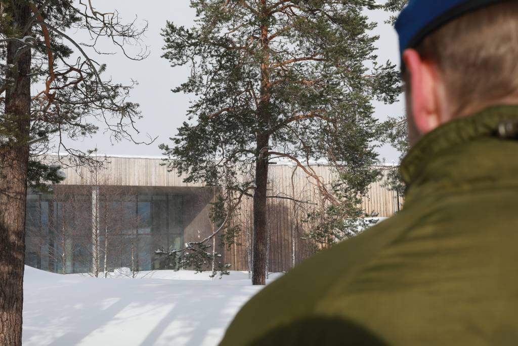 Messebygg og soldat Bardufoss