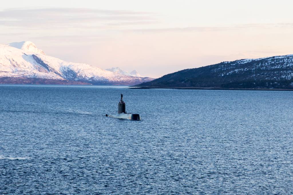 Ubåt på vei inn til Ramsund / Submarine arriving Ramsund.